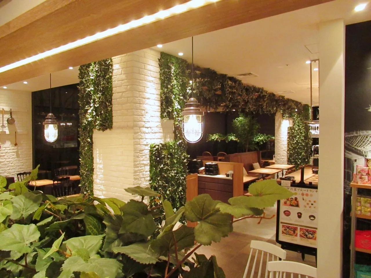 RESTAURANT (artificial plants)